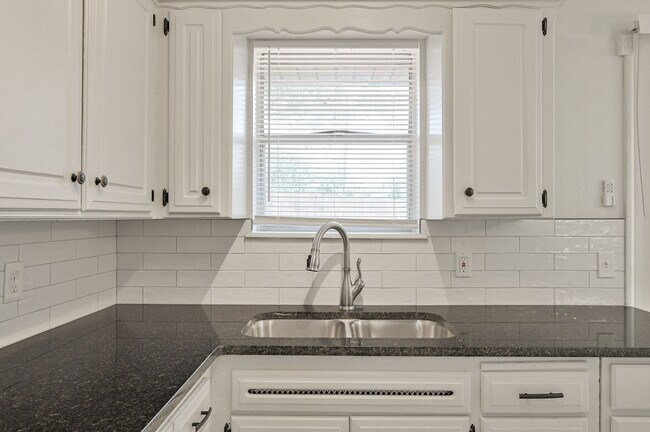 Building Photo - 3912 Parkwoods Ln