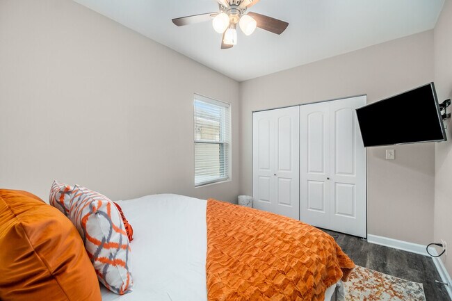 Building Photo - 5539-47 W Archer Ave