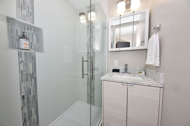 Building Photo - Furnished Mequon 4 bedroom ranch