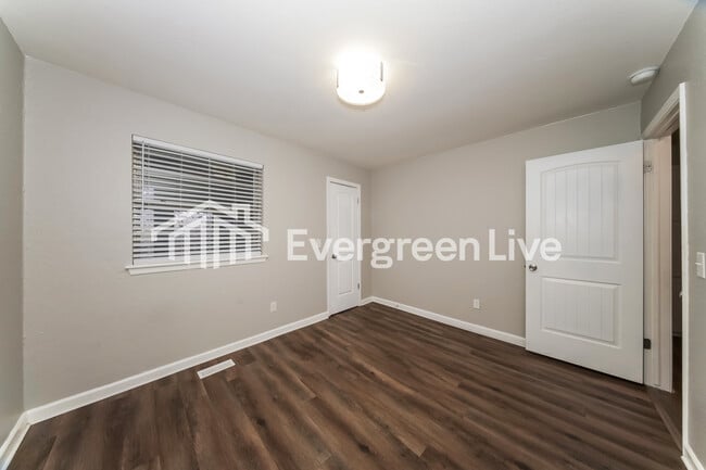 Building Photo - 609 Banner Ave