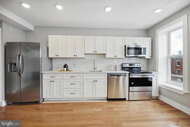 Building Photo - 2827 W Girard Ave