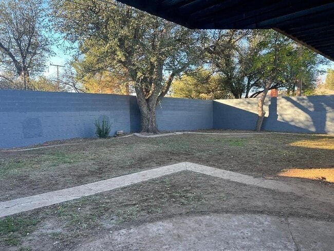 Building Photo - 2907 Redbud Ave