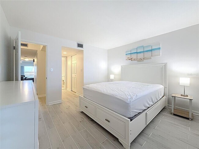 Building Photo - 106 1st St E