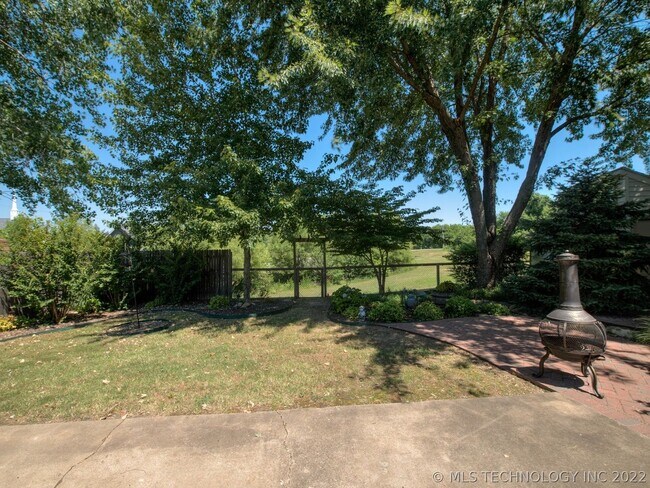 Building Photo - 3021 S Ash Ave