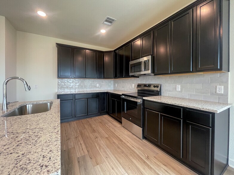 Building Photo - 6912 Llano Dr