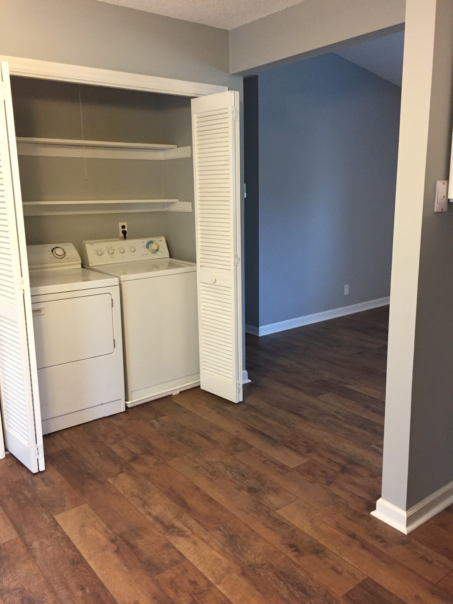 Laundry Area - 6816 Ray Rd