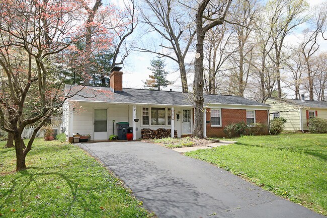 Primary Photo - Pet Friendly, One Level Living in Johnson ...