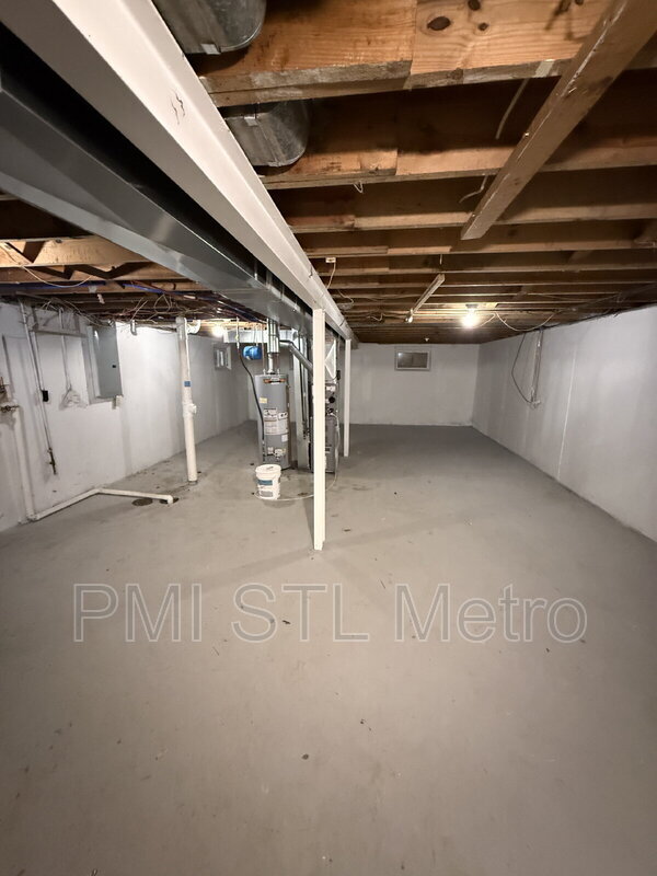 Building Photo - 10501 Duke Dr