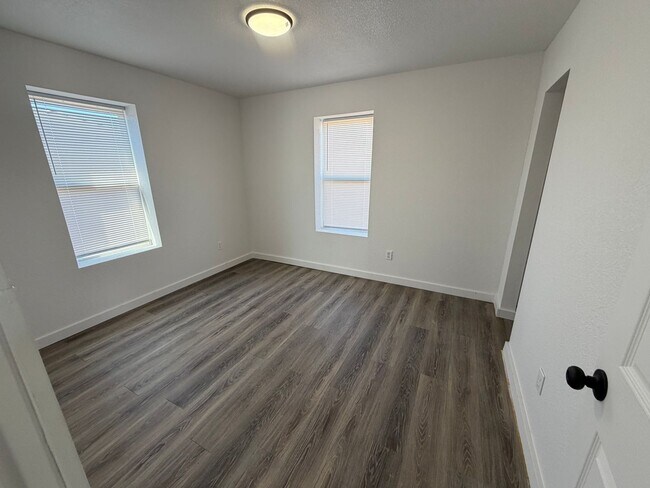 Building Photo - 3002 1st Pl