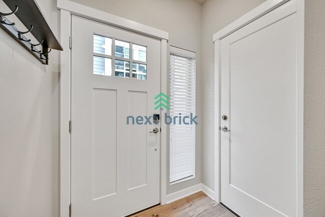 Building Photo - 2 BED & 2.5 BATH TOWNHOUSE FOR RENT