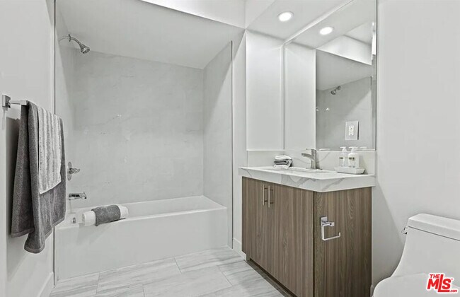 Building Photo - 5405 Hermitage Ave