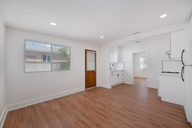 Building Photo - 121 S Lotus Ave