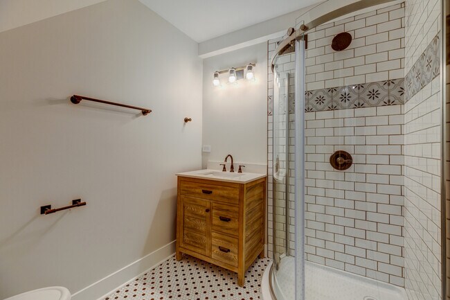 Building Photo - 5241 Lyman Ave