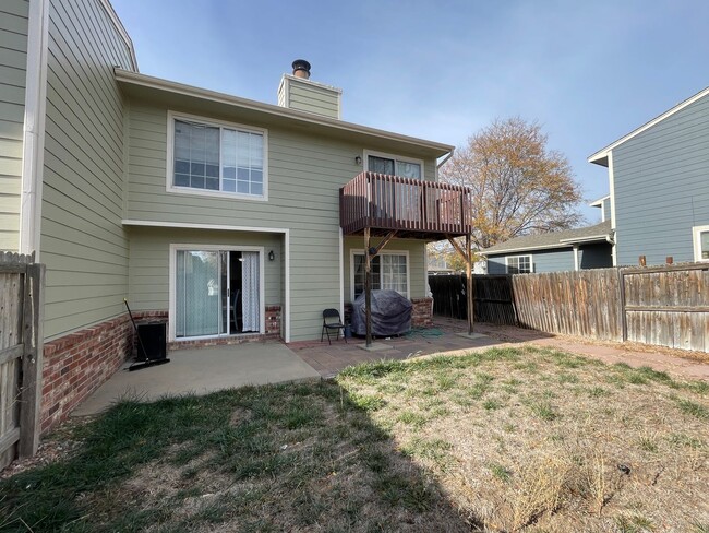 Building Photo - Paired home with two bedrooms and two car ...