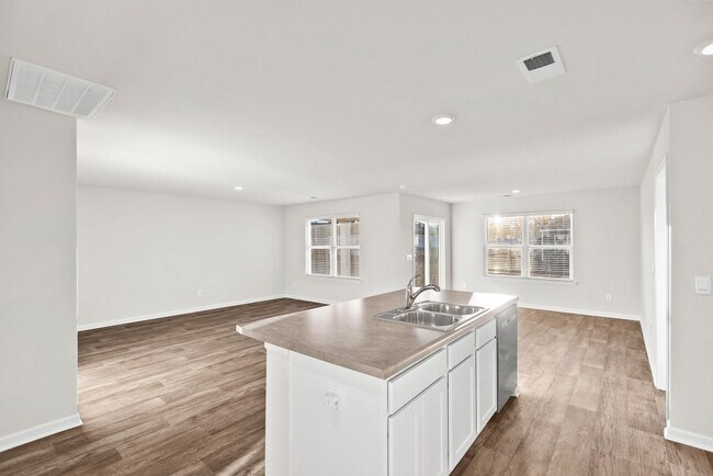 Building Photo - One Month Free with a signed lease by Jan 15th!!!