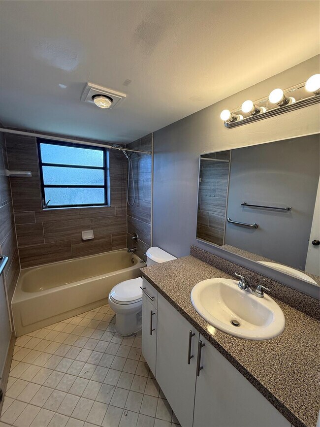 Building Photo - 2033 Coral Ridge Dr