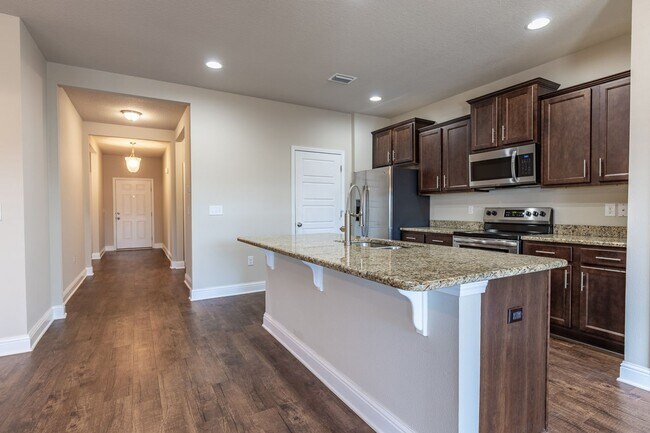 Building Photo - GREAT PRICE w/COMMUNITY POOL!