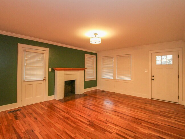 Building Photo - Downtown Athens! Walk to Athens State University! Lawn Care included!