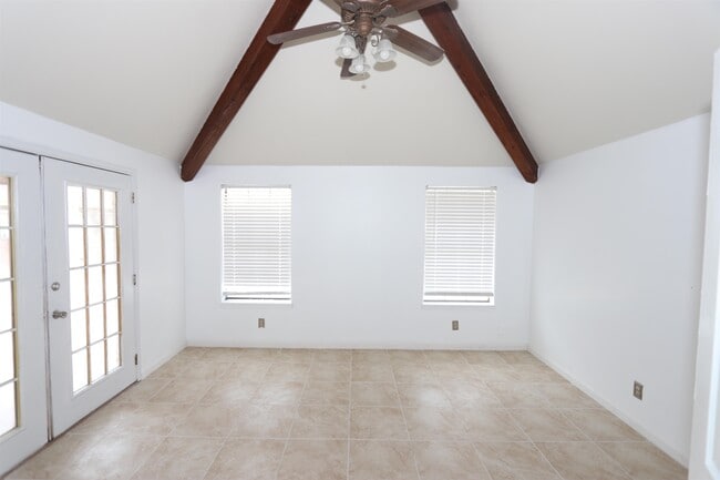Building Photo - 609 St James Ct