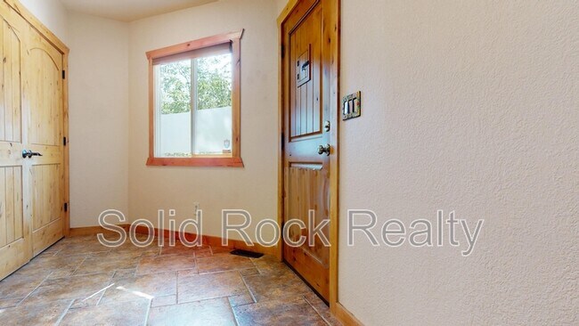 Building Photo - 1701 Ivy Pl