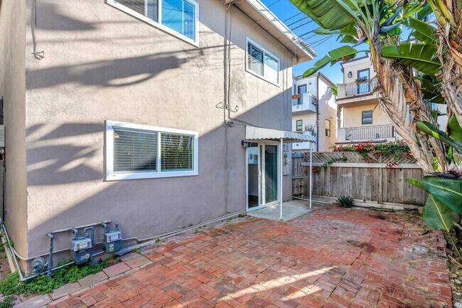 Building Photo - 2 bedroom - Incredible location!