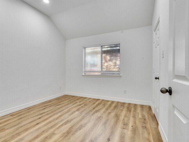 Building Photo - 206 Doncaster