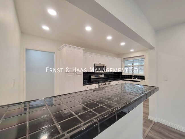 Building Photo - Beautifully Remodeled 3 Bedroom 2 Bath Lak...