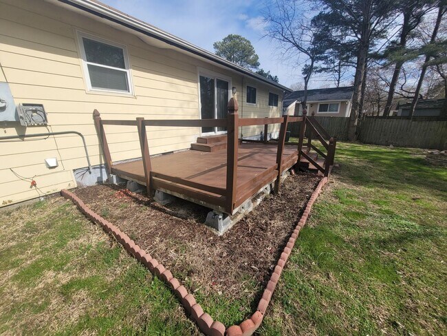 Building Photo - Gorgeous 4 Bedroom Home with Large Fenced Backyard