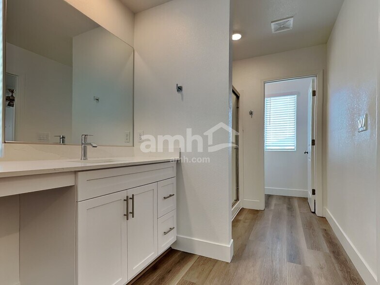Building Photo - 9141 Fiesta Impatiens Ct