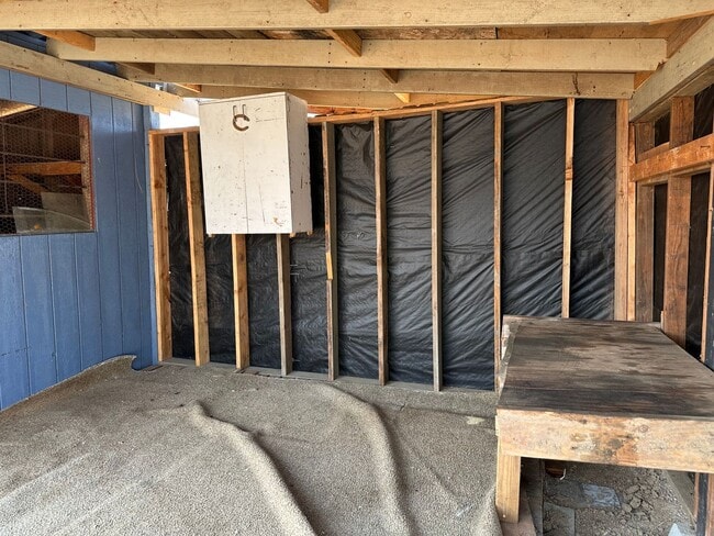 Building Photo - Older 3/1 home in Sutherlin