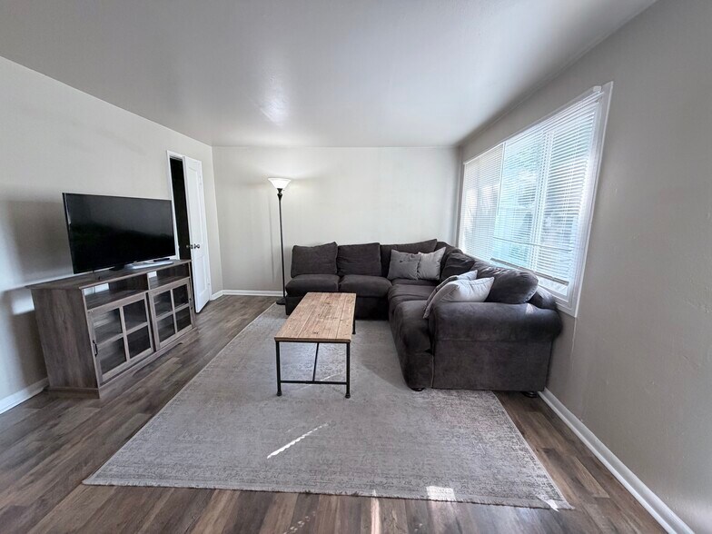 Building Photo - 475 Glen View Ct