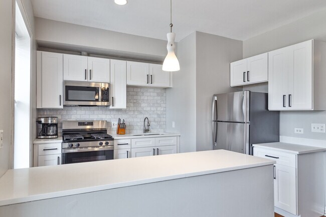 Building Photo - 2214 W Barry Ave