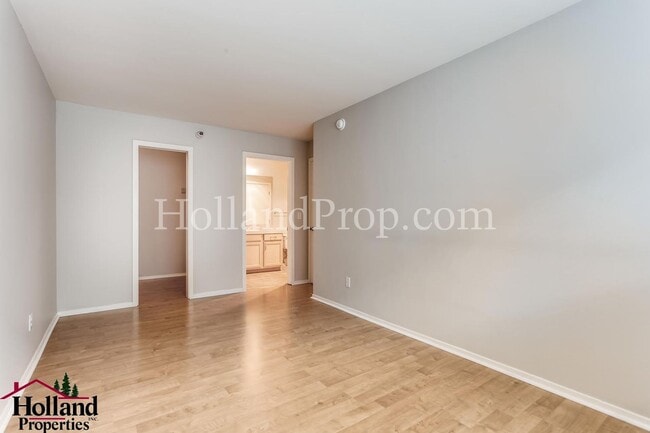 Building Photo - Modern 2-Bedroom Apartment in the Heart of Downtown NEW SUPER PRICE at $1,850!