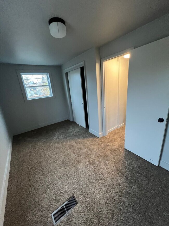 Building Photo - 3 Bedroom Single Family