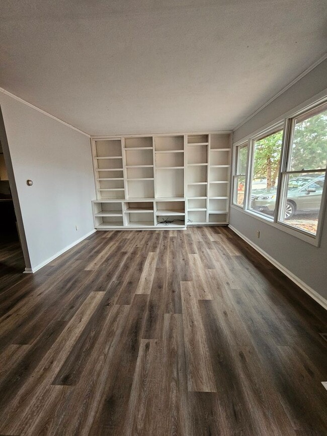 Building Photo - 3 Bd - 2 Ba near Hessel Park