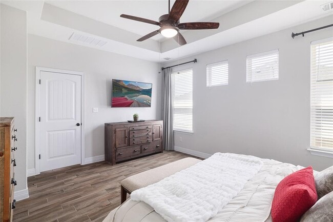 Building Photo - 505 Saturnia Dr