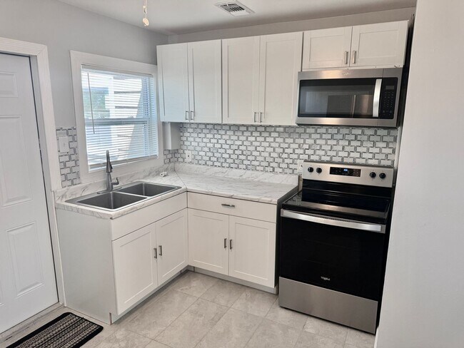 Building Photo - Large, 4 bedroom/1 bath home Located in be...