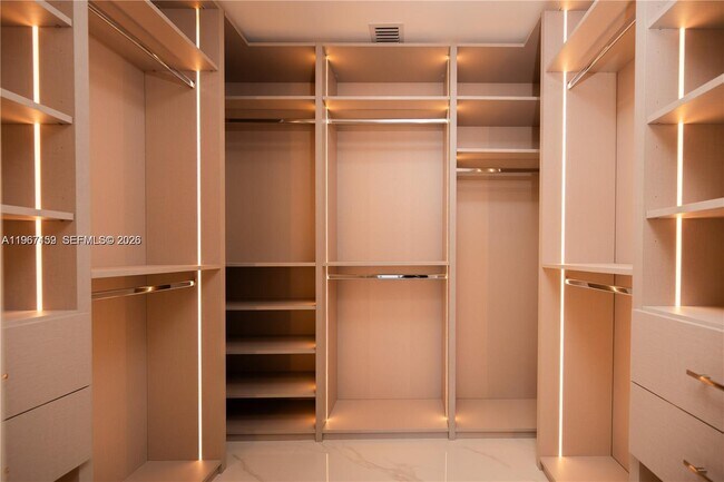 Building Photo - 711 NE 23rd Terrace