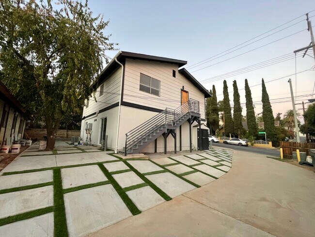 Building Photo - 1385 N Marengo Ave