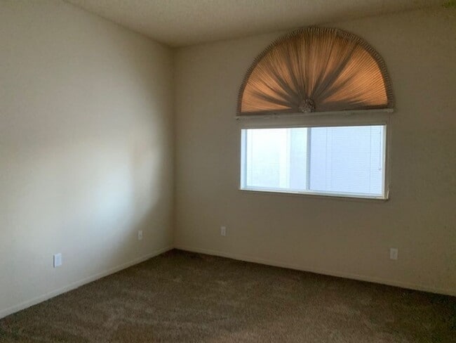 Building Photo - Multilevel townhome at City Homes East