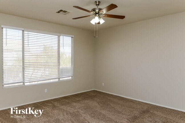 Building Photo - 820 Crescent Moon Dr