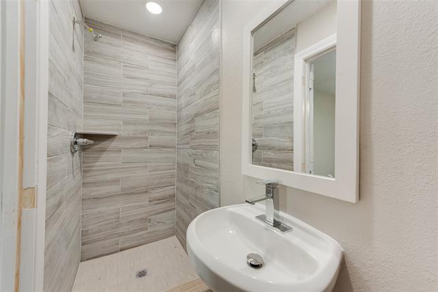 Building Photo - 913 Live Oak St