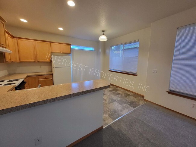 Building Photo - *1/2 OFF 1ST MONTH'S RENT PROMO* 3 Bed NE ...