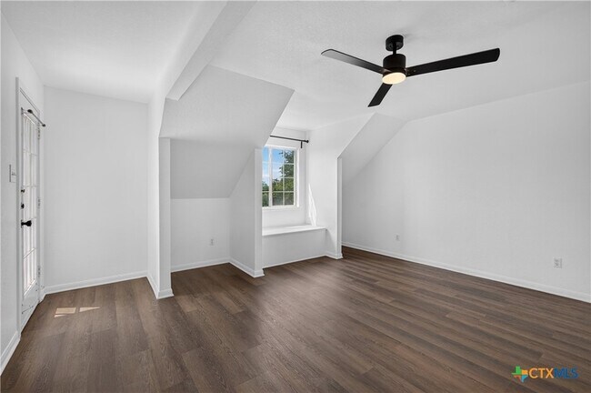 Building Photo - 1810 Mesa Oaks Cir