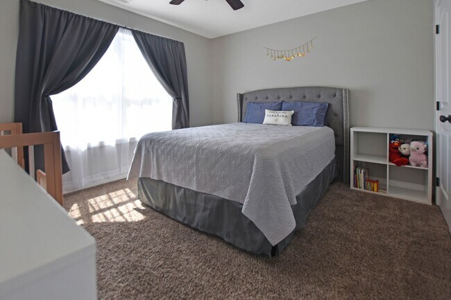 Building Photo - Pet Friendly Three Bedroom with Bonus in S...