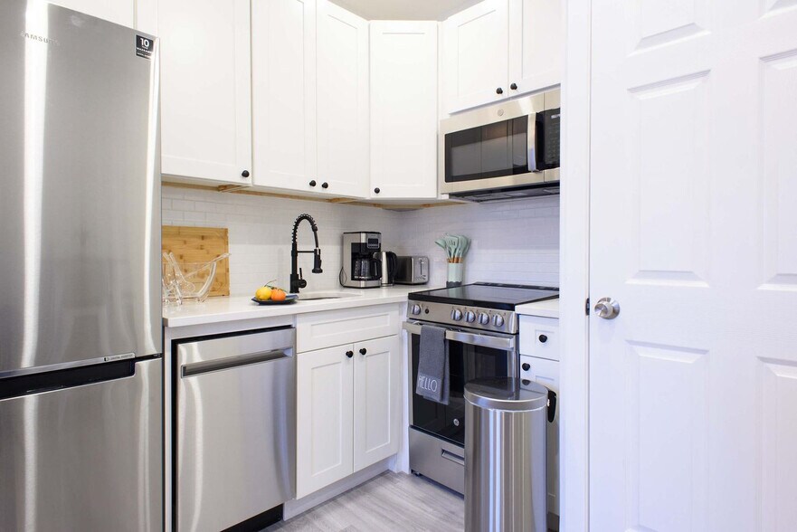 Building Photo - 240e E 75th St