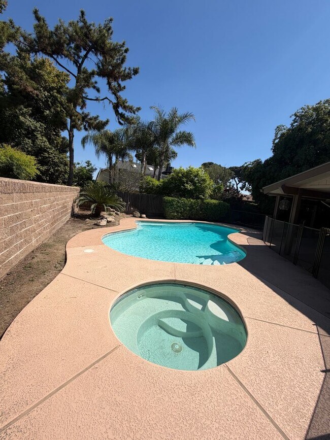 Building Photo - Great home with a pool for rent in Tulare!