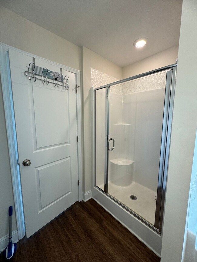Building Photo - Spacious 4BR 3BA home in Northern Greensboro