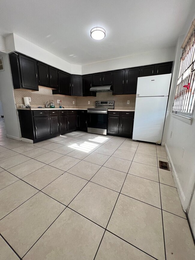 Building Photo - Stunning 4-Bedroom Townhome with Parking Spot Near Temple University! Available August 2026!