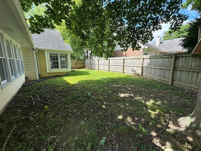 Building Photo - Renovated 3 Bedroom 2 Bath in Hendersonvil...